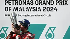 Pembalap Ducati Lenovo Team asal Italia, Francesco Bagnaia merayakan kemenangannya usai Grand Prix MotoGP Malaysia di Sirkuit Internasional Sepang, 3 November 2024. (Lillian SUWANRUMPHA/AFP)