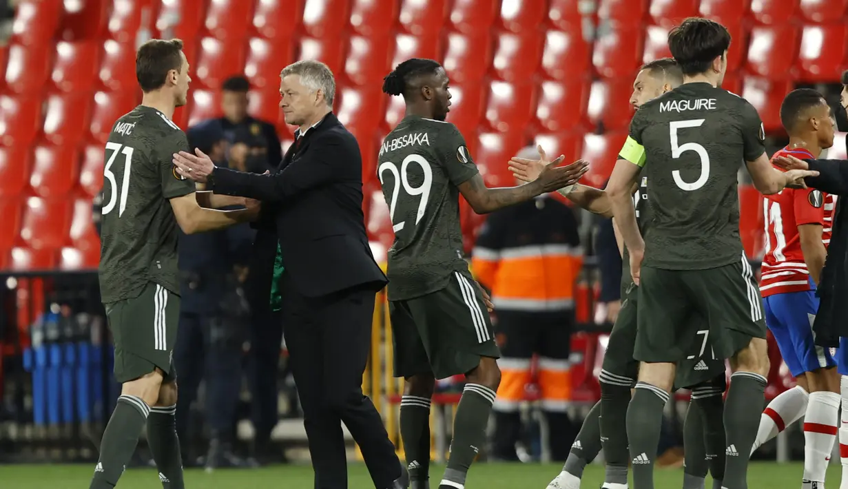 Manajer tim Manchester United, Ole Gunnar Solskjaer (kedua dari kiri) meyalami para pemainnya usai mengalahkan Granada 2-0 dalam laga leg pertama perempatfinal Liga Europa 2020/2021 di Nuevo Los Carmenes Stadium, Granada, Kamis (8/4/2021). (AP/Fermin Rodriguez)