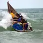Sebuah perahu nelayan tradisional mencoba menembus gelombang di kawasan laut penghubung pantai Selat Malaka Lhokseumawe Propinsi Aceh. (ANTARA)