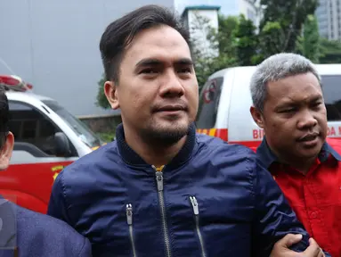 Pedangdut Saipul Jamil tiba di gedung Kedokteran dan kesehatan Polda Metro Jaya  ,Jakarta, Sabtu (20/2). Kedatangan Saipul Jamil untuk menjalani pemeriksaan kesehatan. (Liputan6.com/Herman Zakharia)