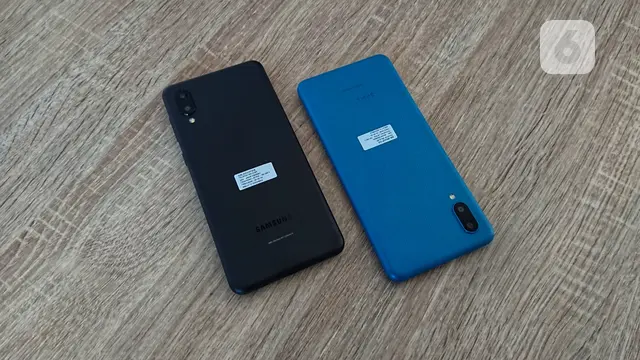 Terdapat dua lensa kamera di bodi belakang smartphone Samsung Galaxy A02 dan M02