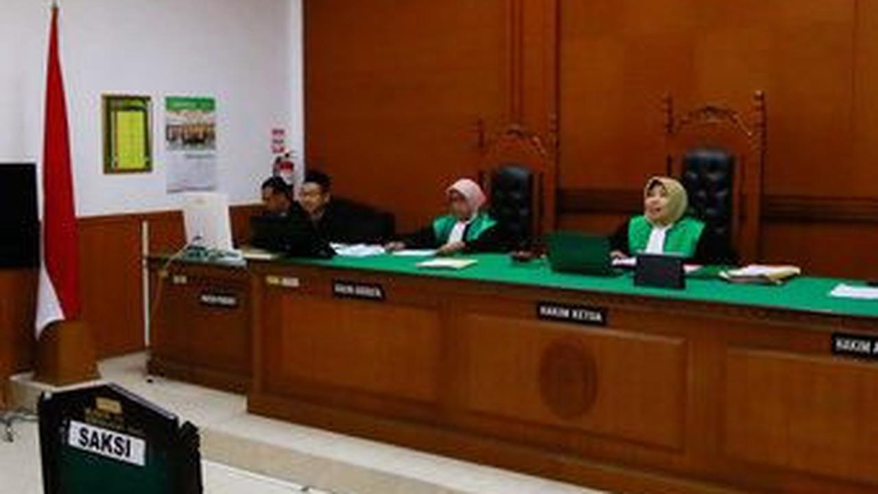 Sedangkan Ammar Zoni sebagai tergugat dari sidang pertama sampai sidang kedua ini gak kelihatan batang hidungnya. Cuma Irish yang datang ditemani pengacaranya.