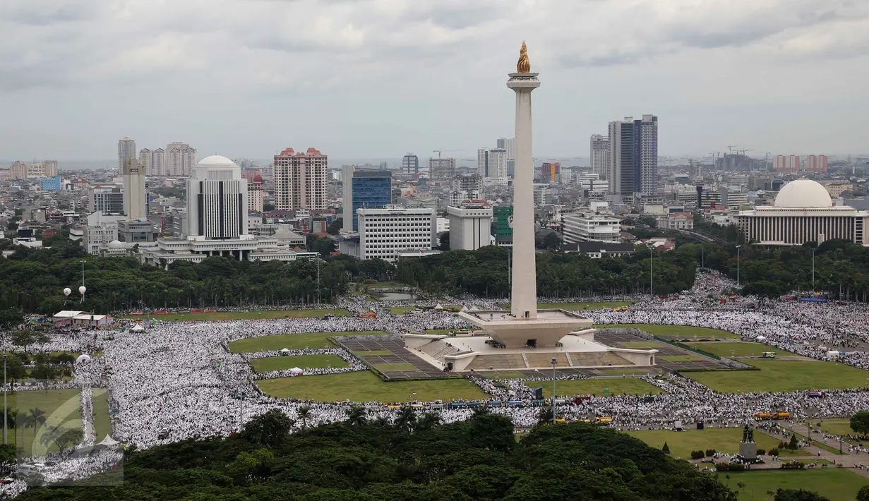 Massa demo 2 Desember memenuhi kawasan Monumen Nasional (Monas), Jakarta Pusat, Jumat (2/12). Aksi untuk menuntut ditangkapnya Gubernur DKI Jakarta nonaktif Basuki Tjahaja Purnama atas dugaan penistaan agama. (Liputan6.com/Ferbian Pradolo)