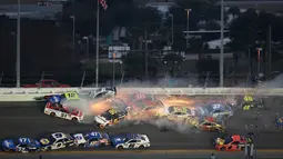Sejumlah mobil terlibat kecelakaan dalam balapan NASCAR Daytona 500 di Daytona International Speedway, Daytona Beach, Florida, AS, Minggu (17/2). Kecelakaan terjadi saat balapan tersila 10 lap. (AP Photo/Jim Topper)
