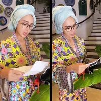 Penyanyi Yuni Shara tak bisa menyembunyikan kebahagiaannya mendapat hadiah bunga dan surat dari sang buah hati. Berikut momen kakak kandung Krisdayanti itu mendapat sebuket bunga dan sepucuk surat dari putranya. [Instagram/yunishara36]