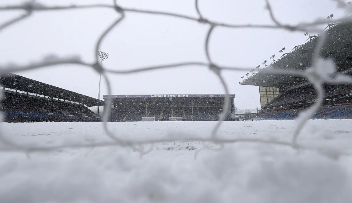Pemandangan salju di lapangan saat pertandingan antara Burnley dan Tottenham Hotspur ditunda di Turf Moor, Inggris, Minggu (28/11/2021). Baik pihak Burnley maupun Tottenham menerima keputusan ini. Mengenai tanggal pengganti, hal itu diputuskan di lain hari. (Bradley Collyer/PA via AP)