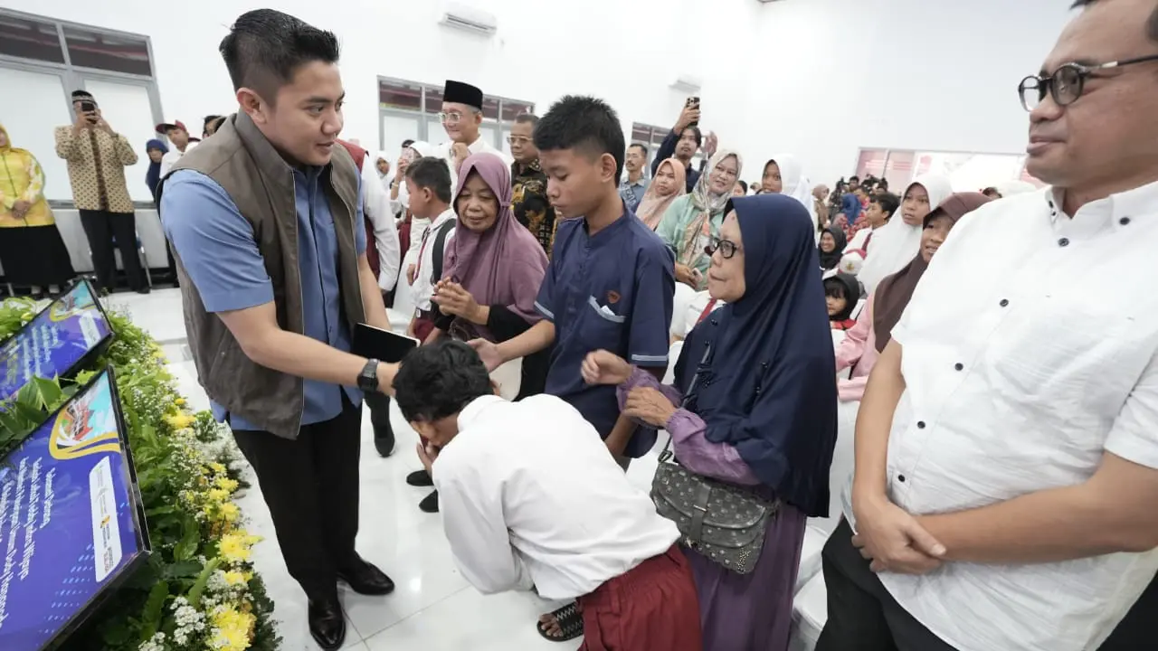 Suasana hangat dan akrab tercipta saat Sekretaris Kabinet (Seskab) Letkol Teddy Indra Wijaya memenuhi undangan Menteri Sosial Saifullah Yusuf (Gus Ipul) dalam acara silaturahmi sekaligus dialog dengan orangtua serta calon siswa Sekolah Rakyat.