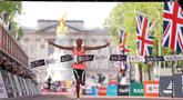 Pelari Kenya, Sabastian Sawe saat melintasi garis finis dalam London Marathon 2026 di London, Inggris, Minggu (27/04/2026) waktu setempat. Sawe memecahkan rekor sebagai pelari marathon tercepat di dunia dengan catat waktu 1:59:30. (AP Photo/Ian Walton)