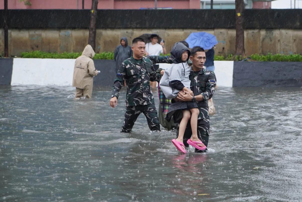 FOTO: Banjir Pademangan, Prajurit TNI AL Bantu Warga