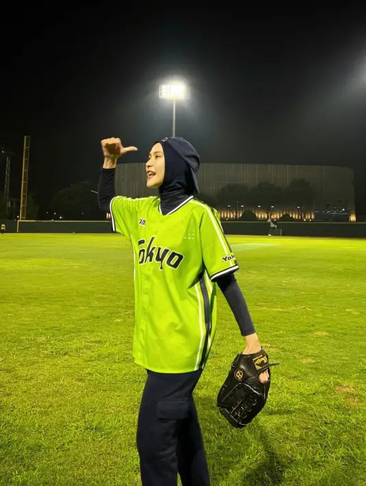 Dalam momen tersebut, Zaskia juga tampil sporty. Wanita 34 tahun ini terlihat dengan pakaian khas pemain softball lengkap dan topi dibalik. Ia tampak menikmati olahraga softball meski usianya tak lagi muda. Sambil olahraga, juga main seru agar tetap bersemangat. (Liputan6.com/IG/@zaskiadyamecca)