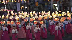 Sejumlah wanita membawa lampion saat Lotus Lantern Festival di Seoul, Korea Selatan, Sabtu (29/4). Parade ini bagian dari jelang perayaan ulang tahun Buddha yang jatuh pada 3 Mei 2017. (AP Photo / Lee Jin-man)