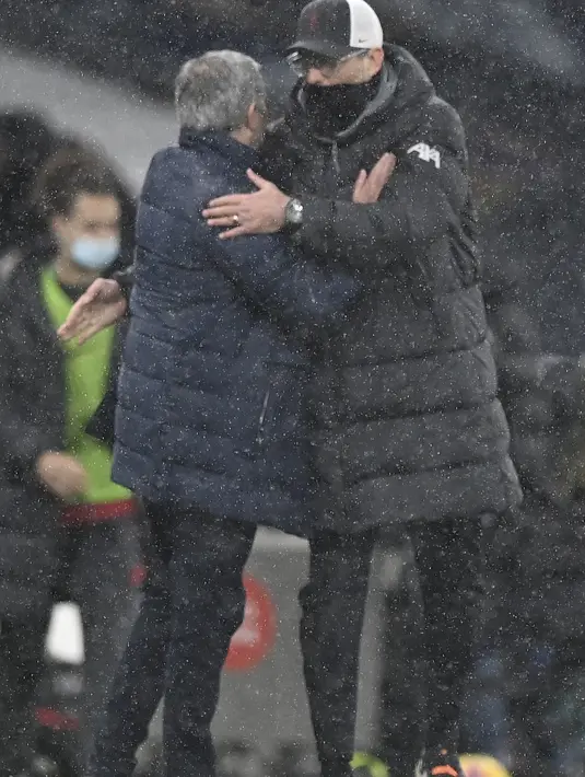 Pelatih Tottenham Hotspur, Jose Mourinho (kiri) bersalaman dengan pelatih Liverpool , Jurgen Klopp usai pertandingan lanjutan Liga Inggris di Stadion Tottenham Hotspur, London, Jumat (29/1/2021). Liverpool menang atas Tottenham 3-1. . (Shaun Botterill / Pool via AP)