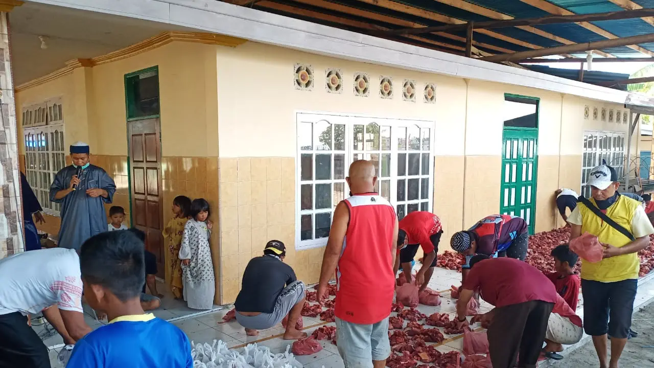 Pengumpulan hewan kurbang oleh panitia, untuk dibagikan kepada umat di mesjid Al Hidayah. (Liputan6.com/Dionisius Wilibardus)