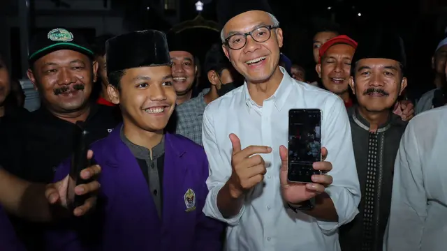 Seorang santri bernama Khoiri Maimun Ichsani tidak bisa menyembunyikan kebahagiaannya karena bisa bertemu dengan Ganjar Pranowo saat sedang mengunjungi Pondok Pesantren (Ponpes) Suryalaya, Desa Tanjungkerta, Tasikmalaya, Jawa Barat, Selasa (10/10/2023) (I