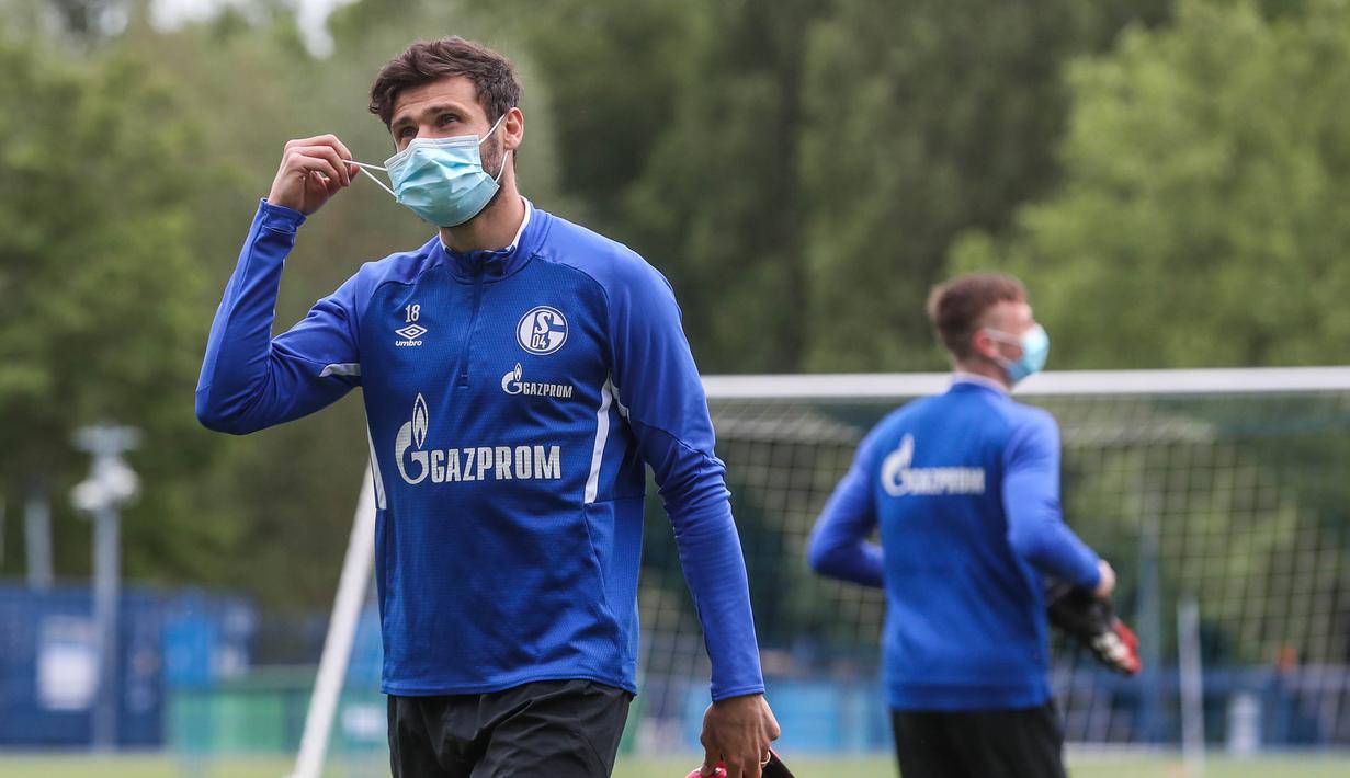 Pemain Schalke 04, Daniel Caligiuri, melakukan latihan di Gelsenkirchen (12/5/2020). Sejumlah klub menggelar latihan jelang bergulirnya kembali liga-liga di Eropa. (AFP/Tim Rehbein)