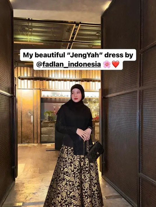 Kemudian ada Natasha Rizky yang tampil ayu dalam balutan kebaya janggan hitam dari @fadlan_indonesia yang dipadukan rok batik nuansa hitam-emas. [@natasharizkynew]