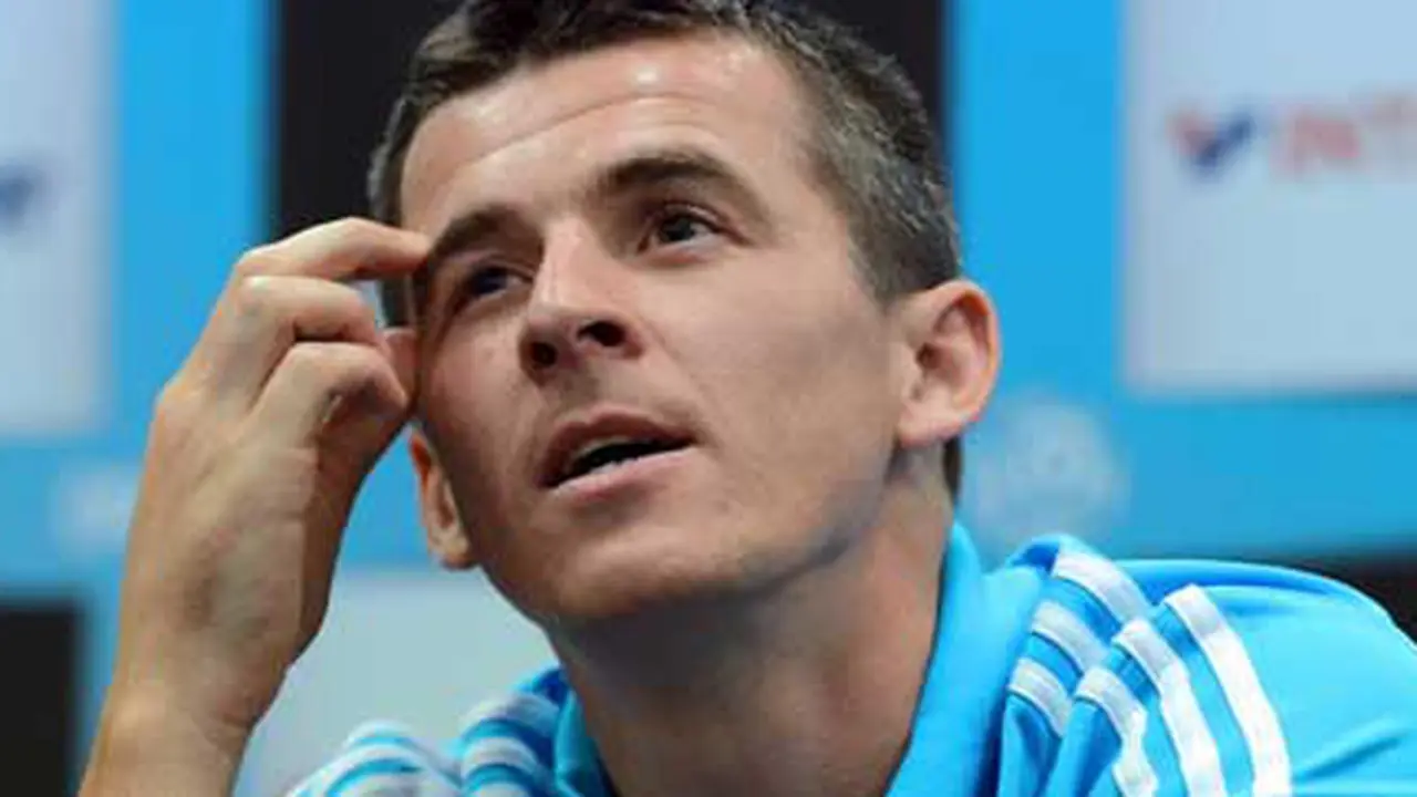 Joey Barton tidak boleh terlibat dalam sepak bola selama 18 bulan karena kasus judi. 