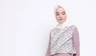 Atasan polos kombinasi batik (Pinterest)