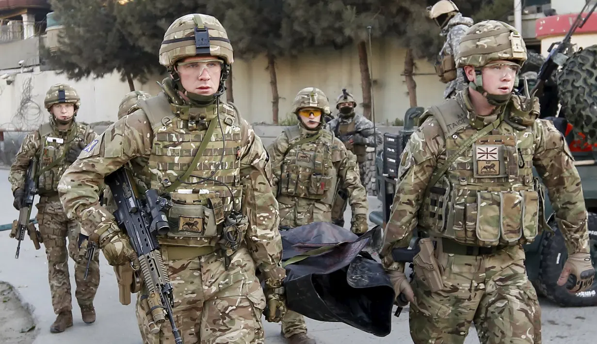 Dua pengawal Kedutaan Besar Spanyol dan tujuh lainnya luka-luka setelah sekelompok tentara militan dari kelompok Taliban meledakkan sebuah bom bunuh diri di Kedutaan Besar Spanyol di Kabul, Afganistan, Jumat (11/12/2015). (REUTERS/Mohammad Ismail)