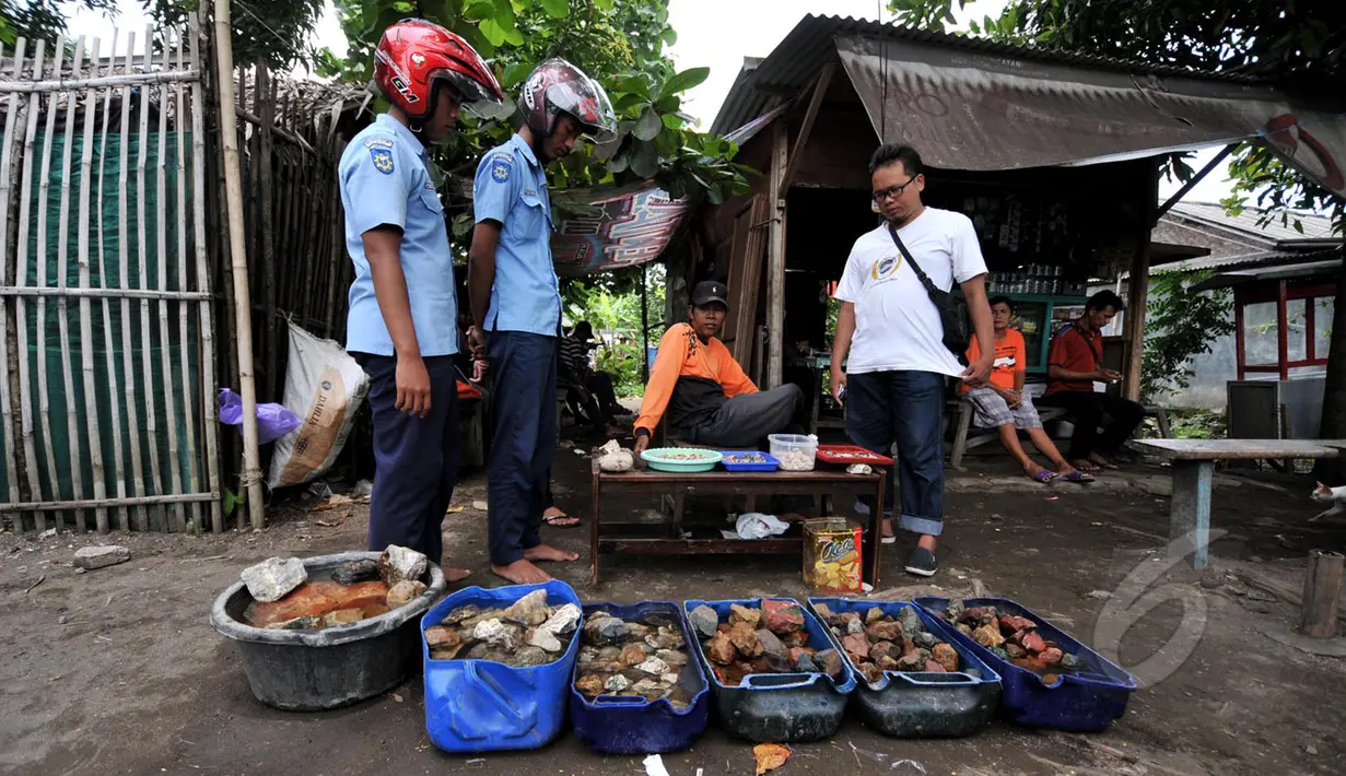 Sejumlah orang  melihat batu-batu khas Nusakambangan, Jawa Tengah, Sabtu (7/3/2015). Maraknya berita hukuman mati di lapas nusakambangan menjadi rejeki bagi warga Desa Wijaya Pura dengan batu-batu khas nusakambangan (Liputan6.com/Johan Tallo)