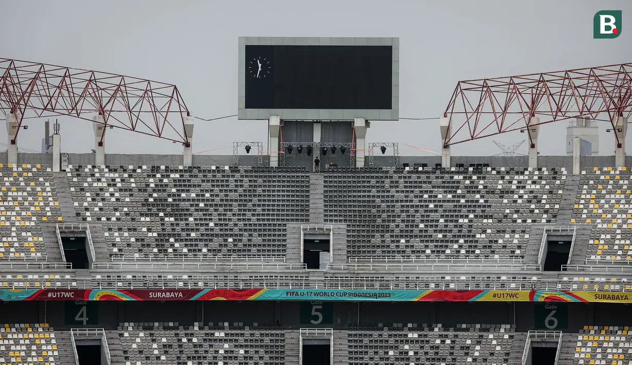 Papan skor raksasa telah terpasang di Stadion Gelora Bung Tomo (GBT) Surabaya, Jawa Timur, Kamis (9/11/2023) menjelang pembukaan Piala Dunia U-17 2023 yang akan diselenggarakan pada Jumat, 10 November 2023. (Bola.com/Bagaskara Lazuardi)