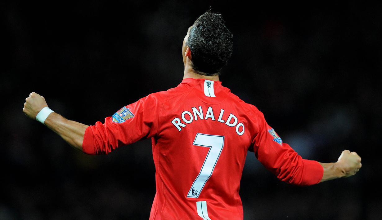 Gelandang Manchester United, Cristiano Ronaldo, merayakan gol yang dicetaknya ke gawang West Ham pada laga Premier League di Stadion Old Trafford, Manchester, Rabu (29/10/2008). (AFP/Andrew Yates)