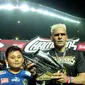 Striker Arema FC, Cristian Gonzales menerima hadiah sepatu emas usai menjadi top scorer Piala Presiden 2017 (Foto: Helmi Fithriansyah/Liputan6.com)