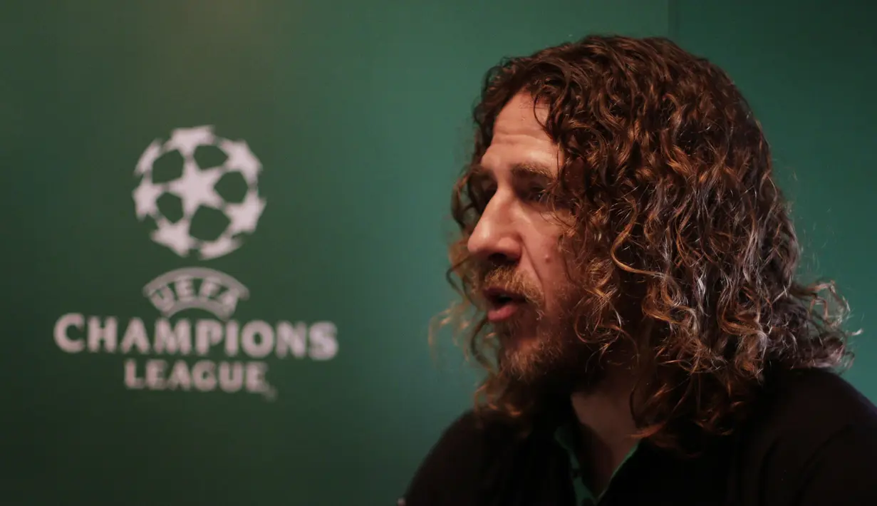 Legenda Barcelona, Carles Puyol, saat interview eksklusif dengan Bola.net di Jakarta, Senin (11/3). Pesepak bola dengan posisi bek itu datang ke Indonesia untuk UEFA Champions League Trophy Tour. (Bola.com/Vitalis Yogi Trisna)