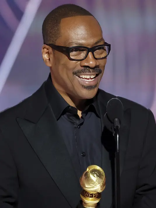 <p>Eddie Murphy menerima penghargaan Cecil B. DeMille selama malam penganugerahan Golden Globes ke-80 di Beverly Hilton Hotel di Beverly Hills, California (10/1/2023). Penghargaan kehormatan bagi sang komedian sekaligus aktor itu ditayangkan pada siaran televisi Golden Globes, yang selama dua tahun terakhir dilanda skandal.(Rich Polk/NBC via AP)</p>