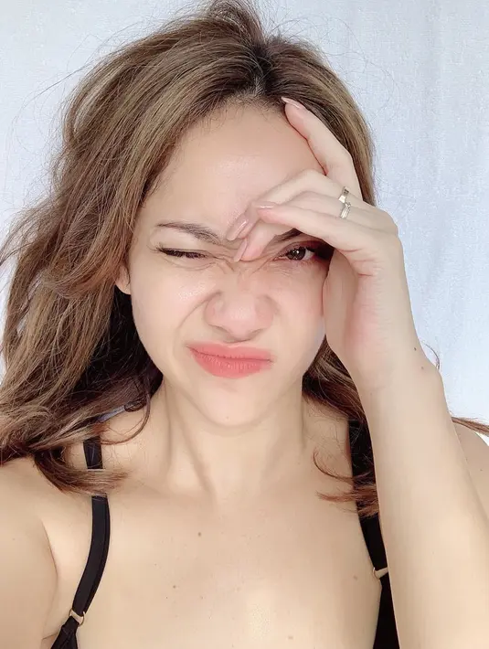 Dengan gaya memejamkan satu matanya, BCL berpose bak seseorang yang sedang bangun tidur. Kulitnya yang putih dan mulus, membuat banyak penggemarnya terhipnotis dengan penampilan natural BCL. (Liputan6.com/IG/@bclsinclair)