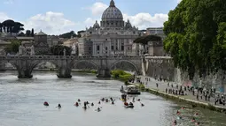 Pemandangan sungai Tiber yang diramaikan oleh sejumlah peserta International Tiber Canoe Descent di Roma, Italia (5/1). Kano biasanya dilakukan di sungai yang beraliran air deras. (AFP Photo/Andreas Solaro)