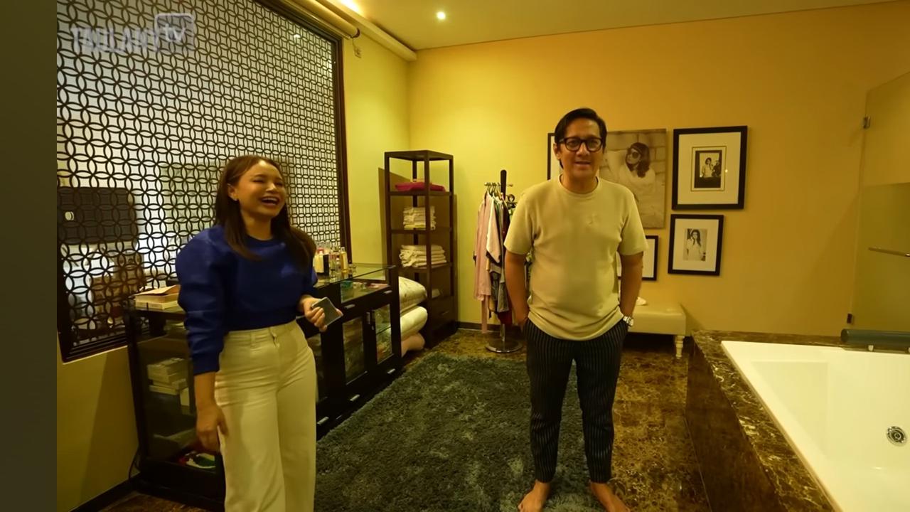 4 Potret Kamar Mandi Mewah Rossa Berlapis Marmer Dilengkapi TV Hingga Jacuzzi, Peralatan Mandi Lengkap Banget