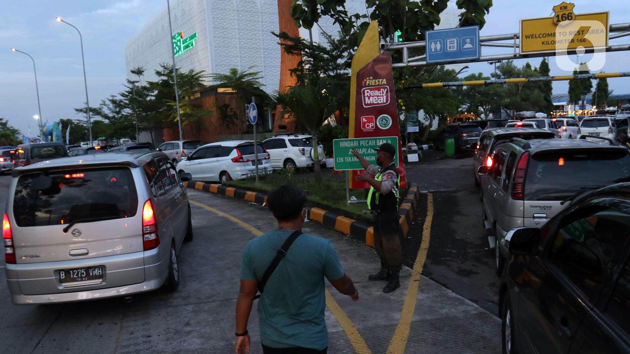 FOTO: Antrean Kendaraan Masuki Rest Area Tol Cikopo - Palimanan Sebabkan Kemacetan
