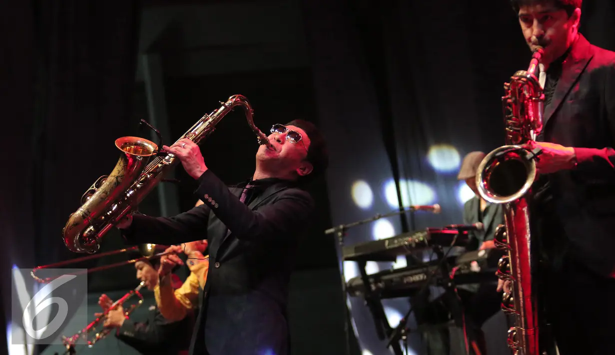 Aksi personil Tokyo Ska Paradise Orchestra memainkan terompet saat menghibur penonton di Java Jazz Festival 2016 di Jakarta, Jumat (4/3). Tokyo Ska Paradise Orchestra dibentuk pada tahun 1988 oleh perkusi Asa-Chang. (Liputan6.com/Angga Yuniar
