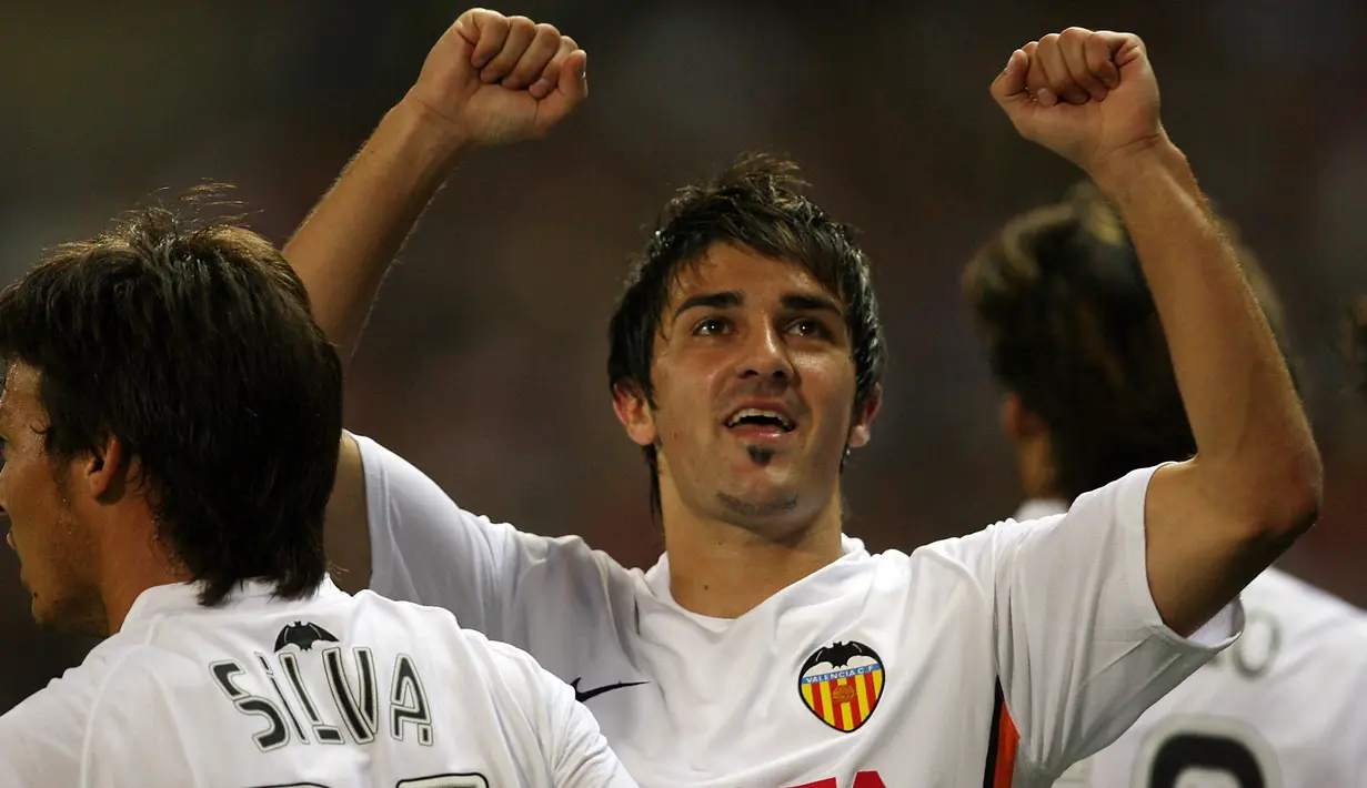 Foto pemain depan Valencia, David Villa berselebrasi usai mencetak gol ke gawang Atletico Madrid pada La Liga Spanyol di stadion Vicente Calderon 9 September 2006. Di Valencia, Villa bermain sebanyak 166 kali dan mencetak 108 gol. (AFP/Javier Soriano)