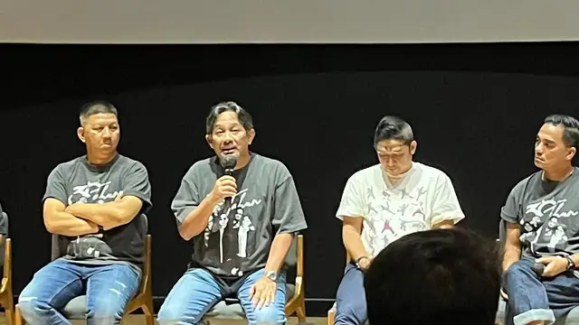 Makki Ungu, memegang mic pada konferensi pers "Antam presents 30 Tahun Berkarya Ungu Waktu Yang Dinanti Final Chapter” yang diselenggarakan di kawasan Jakarta pada (6/10/2026). (Liputan6.com/Afradhiya N.R)