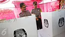 Kapolri Jendral Badrodin Haiti (kiri) meninjau bilik suara di TPS Kampung Pilkada RW 03, Depok, Jawa Barat, Rabu (9/12). Kapolri Jendral Badrodin Haiti turun langsung ke lapangan bersama jajarannya. (Liputan6.com/Immanuel Antonius)
