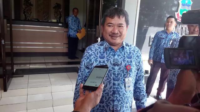 Bupati Garut Rudy Gunawan, memberikan penjelasanya kepada sejumlah wartawan depan Kantor Bupati, selepas apel di lapangan Setda Garut