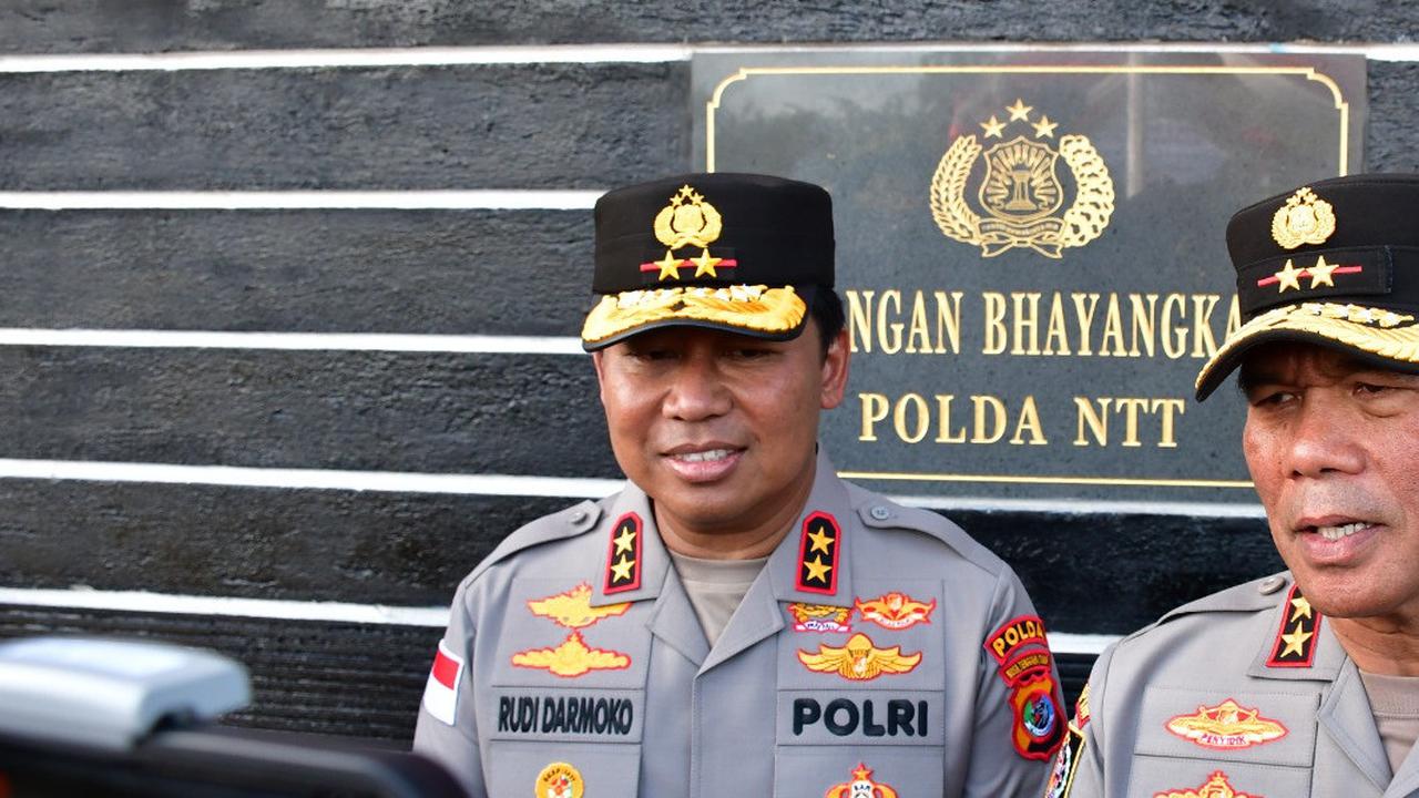 Kepala Kepolisian Daerah Nusa Tenggara Timur Irjen Pol Rudi Darmoko (kiri) (polri.go.id)