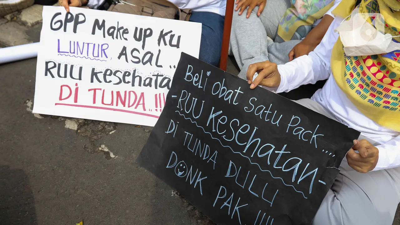 Tolak RUU Kesehatan, Massa Nakes Demo di Patung Kuda