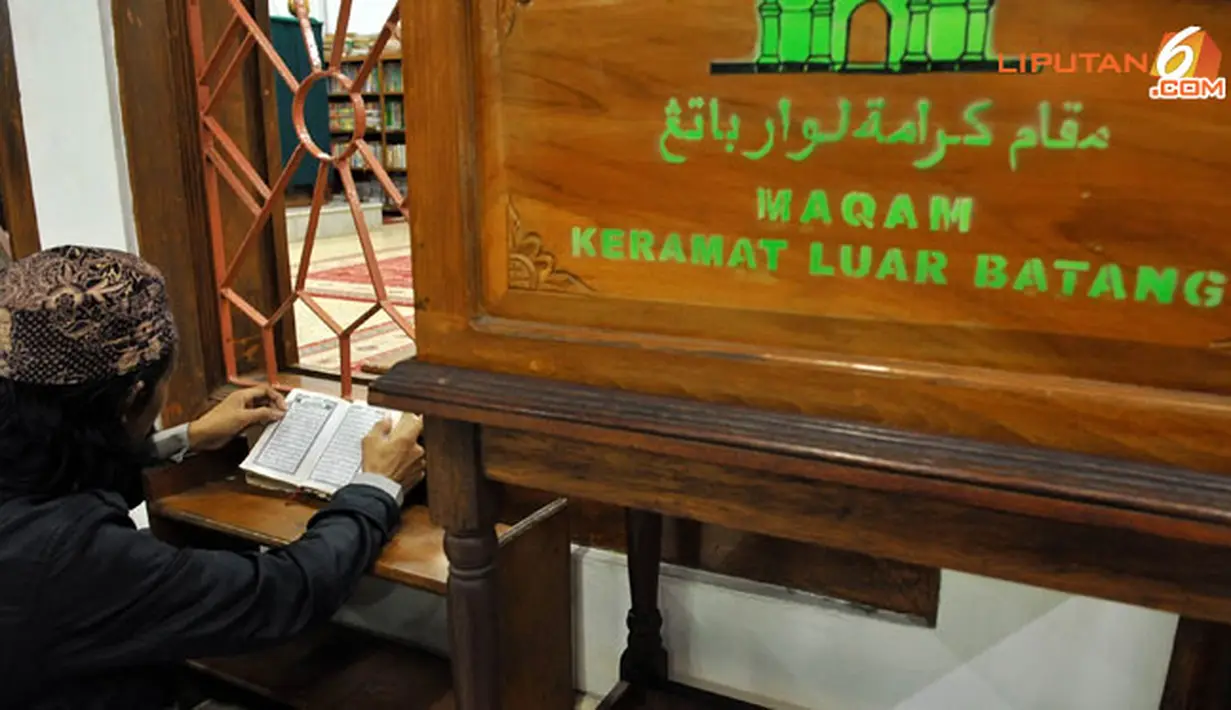 Masjid Luar Batang ini sering didatangi peziarah dari berbagai pelosok tanah air dan mancanegara. Mereka datang bukan hanya untuk menunaikan ibadah shalat namun juga melantuntan doa persis di depan makam Habib Husein.(Liputan6.com/Abdul Aziz Prastowo)