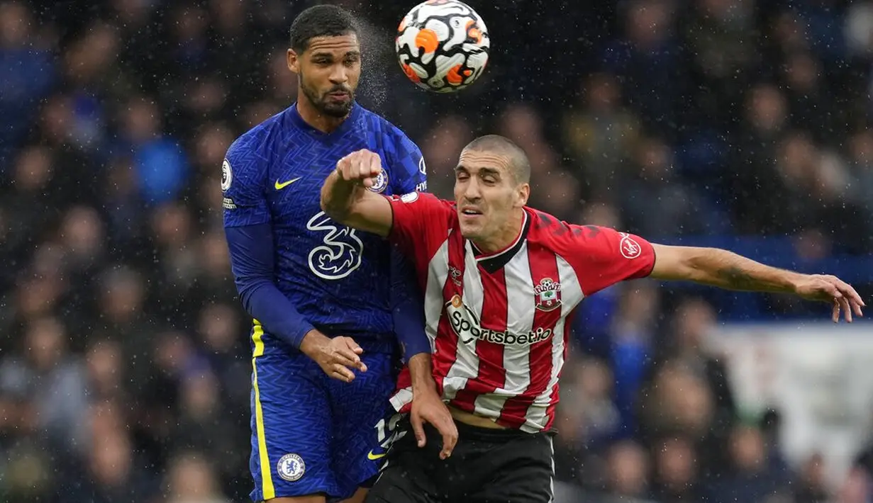 Gelandang Chelsea, Ruben Loftus-Cheek berebut bola dengan pemain Southampton, Oriol Romeu pada pertandingan lanjutan Liga Inggris di Stadion Stamford Bridge di London, Sabtu (2/10/2021). Kemenangan ini membawa The Blues ke puncak klasemen dengan 16 poin. (AP Photo/Kirsty Wigglesworth)