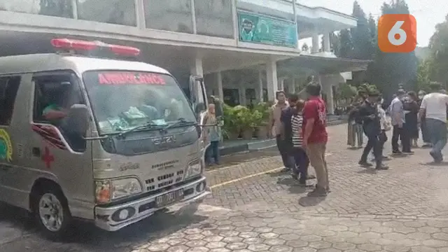 Mahasiswa unhas saat dibawa ke RS Grestelina (Liputan6.com/Fauzan)