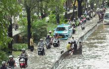 FOTO: Banjir Rendam Jalan Daan Mogot Lalu Lintas Tersendat