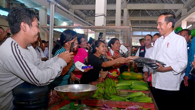 Presiden Jokowi saat menyapa warga di Pasar Melonguane, Kabupaten Kepulauan Talaud, Sulut.