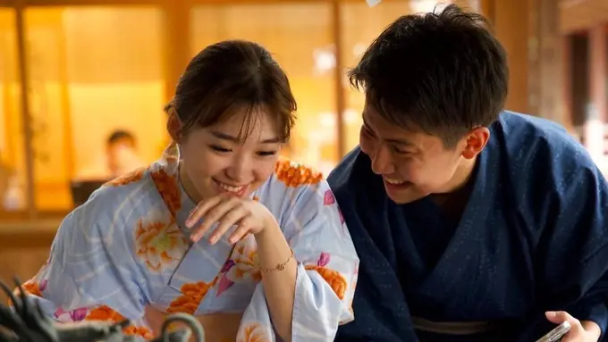 Potret Livy Renata Ngedate Bareng Tomo Pakai Yukata Ini Tuai Sorotan