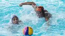 Pemain DKI Jakarta, Rezza Auditya (kanan) berebut bola pemain Jawa Barat saat final polo air Kejuaraan Aquatik Indonesia Open 2017 di Stadion Akuatik GBK, Jakarta, Jumat (15/12). DKI Jakarta unggul 12-7. (Liputan6.com/Helmi Fithriansyah)
