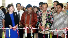 (Ki-ka) Business Development ITE Group, Kim Willims, Menteri Perindustrian Saleh Husin dan Presdir DITE, Effi Setabudi menggunting pita pembukaan Pameran Furniture Perfect Home, Jakarta, Rabu (18/11/2015). (Liputan6.com/Ferry Pradolo)
