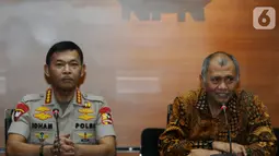 Pimpinan KPK Agus Rahardjo (kanan) bersama Kapolri Jenderal Idham Azis (kiri) memberi keterangan usai menggelar pertemuan tertutup di Gedung KPK, Jakarta, Senin (4/11/2019). Pertemuan membahas sinkronisasi antara Kepolisian dengan KPK. (merdeka.com/Dwi Narwoko)