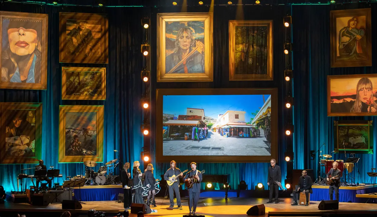 Joni Mitchell menerima Gershwin Prize yang merupakan penghargaan atas kontribusi seumur hidup seorang musisi terhadap musik popular di DAR Constitution Hall di Washington pada hari Rabu, 1 Maret 2023. (AP Photo/Amanda Andrade-Rhoades)